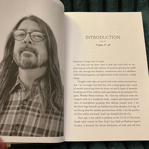 LIKE BRAND NEW- Dave Grohl Bio HardCover Book - Picture 3 of 6